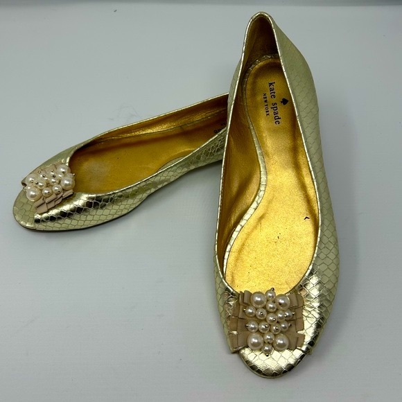 Kate Spade Sz 10 Metallic Gold Snakeskin Peep Toe Pearl Accent Flat Sandal Shoe - Picture 11 of 11